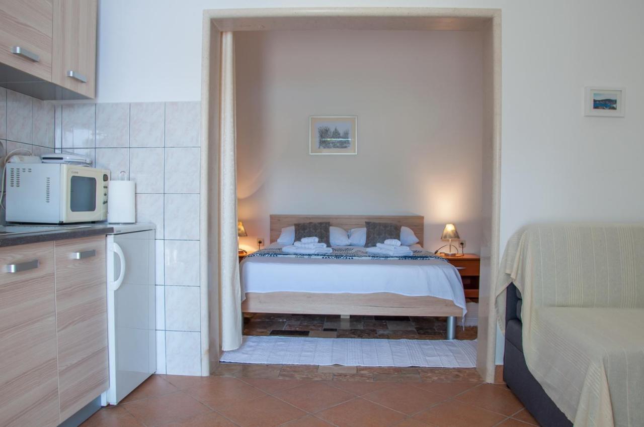 Apartments Darija Pucisca Extérieur photo
