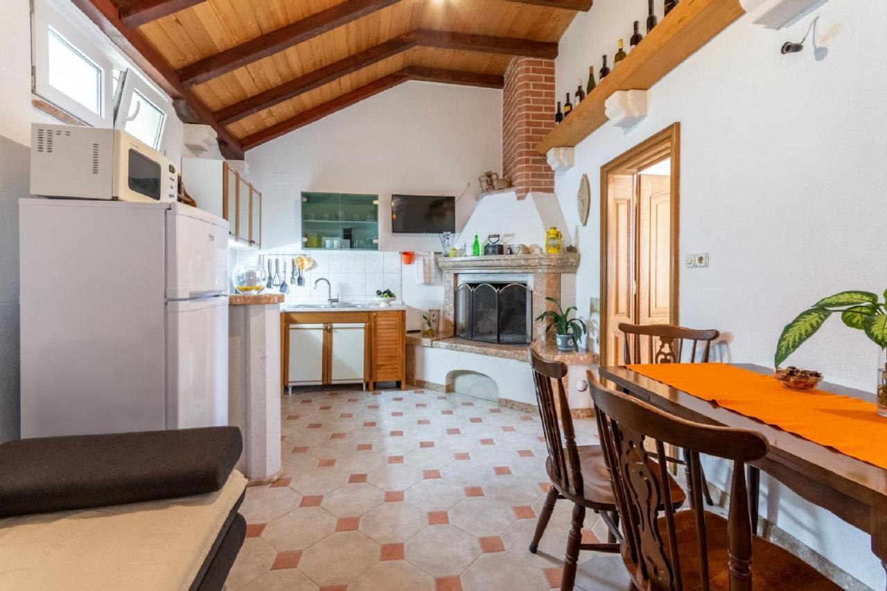 Apartments Darija Pucisca Extérieur photo