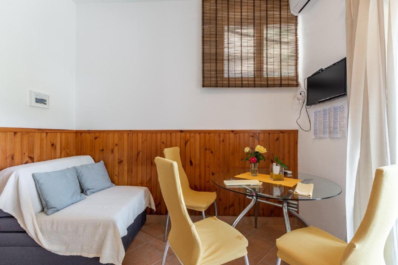 Apartments Darija Pucisca Extérieur photo