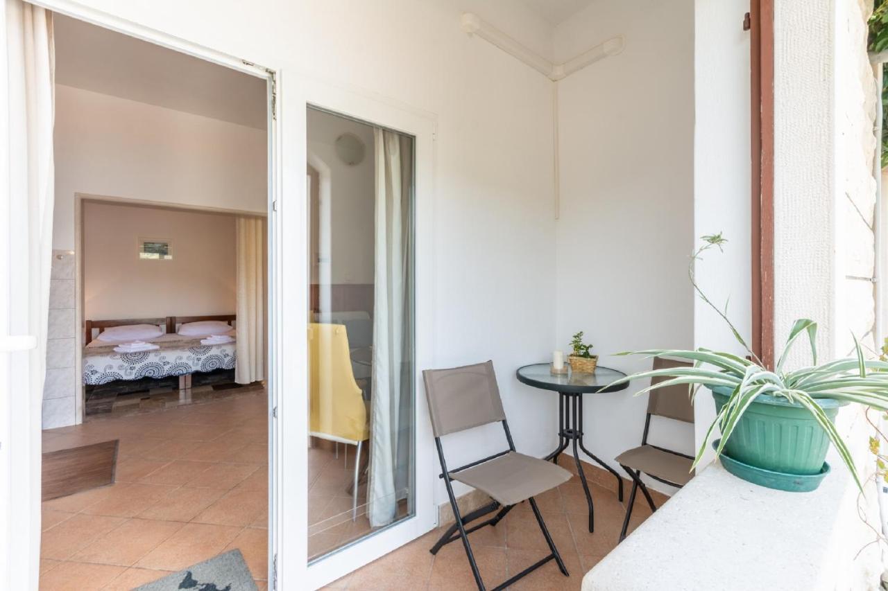 Apartments Darija Pucisca Extérieur photo